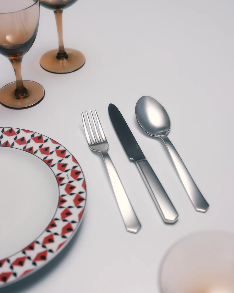 Stainless steel flatware set