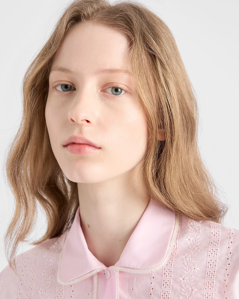 Embroidered cropped batiste shirt