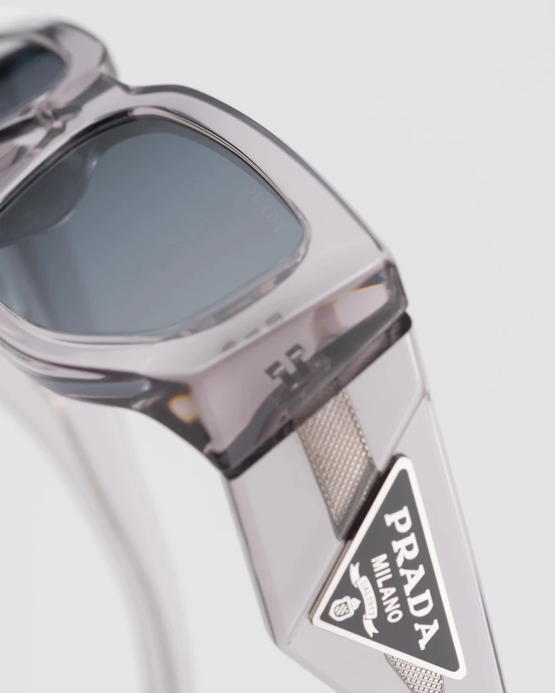 Sunglasses with triangle logo