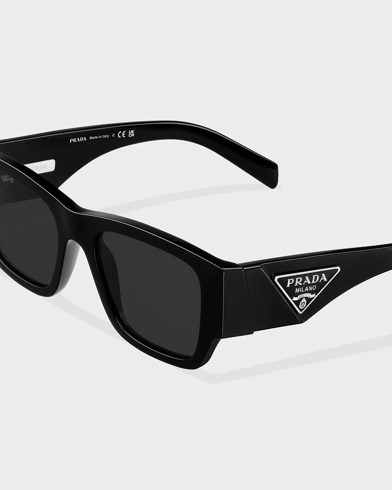 Sunglasses with triangle logo