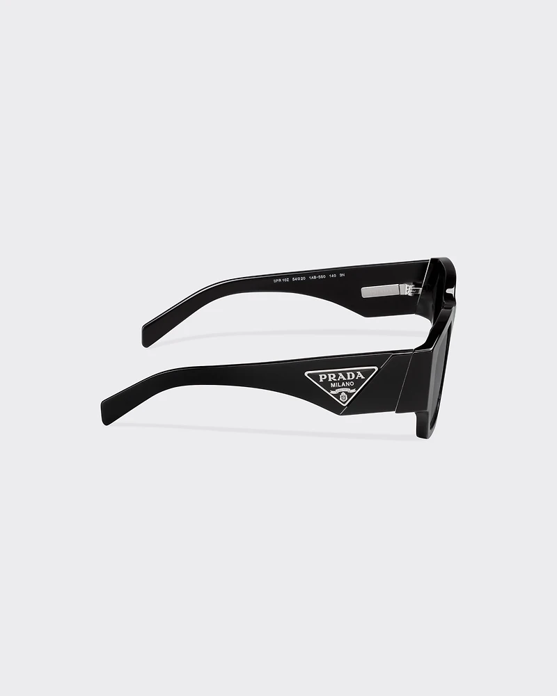 Sunglasses with triangle logo