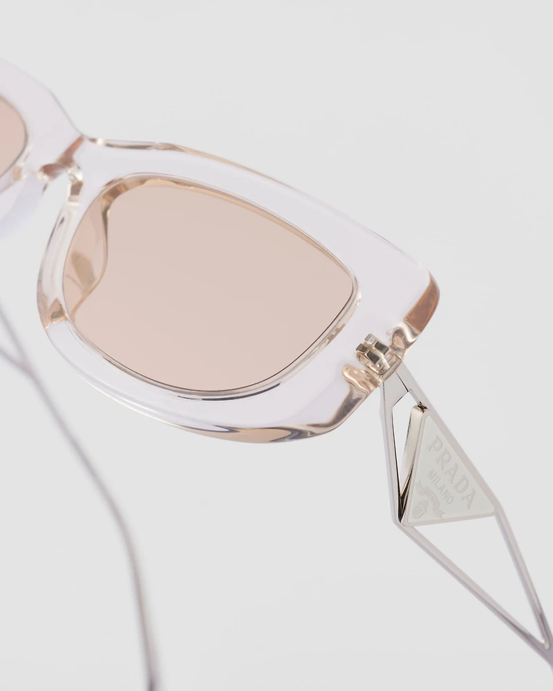Sunglasses with triangle logo