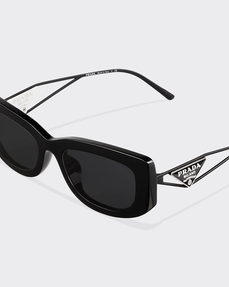 Sunglasses with triangle logo