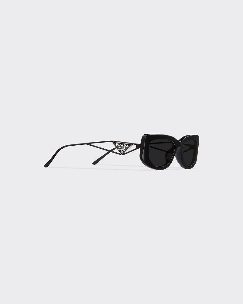 Sunglasses with triangle logo