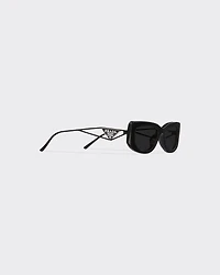 Sunglasses with triangle logo