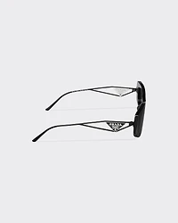 Sunglasses with triangle logo