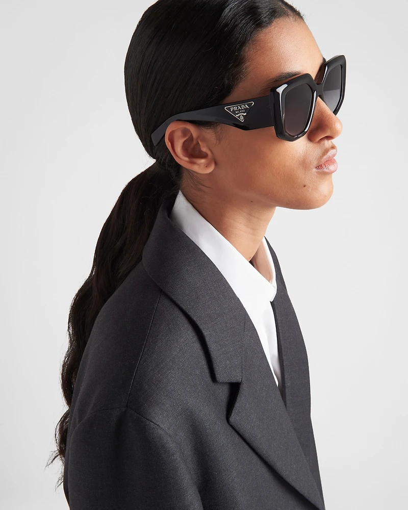 Sunglasses with triangle logo