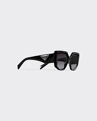 Sunglasses with triangle logo