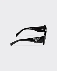 Sunglasses with triangle logo