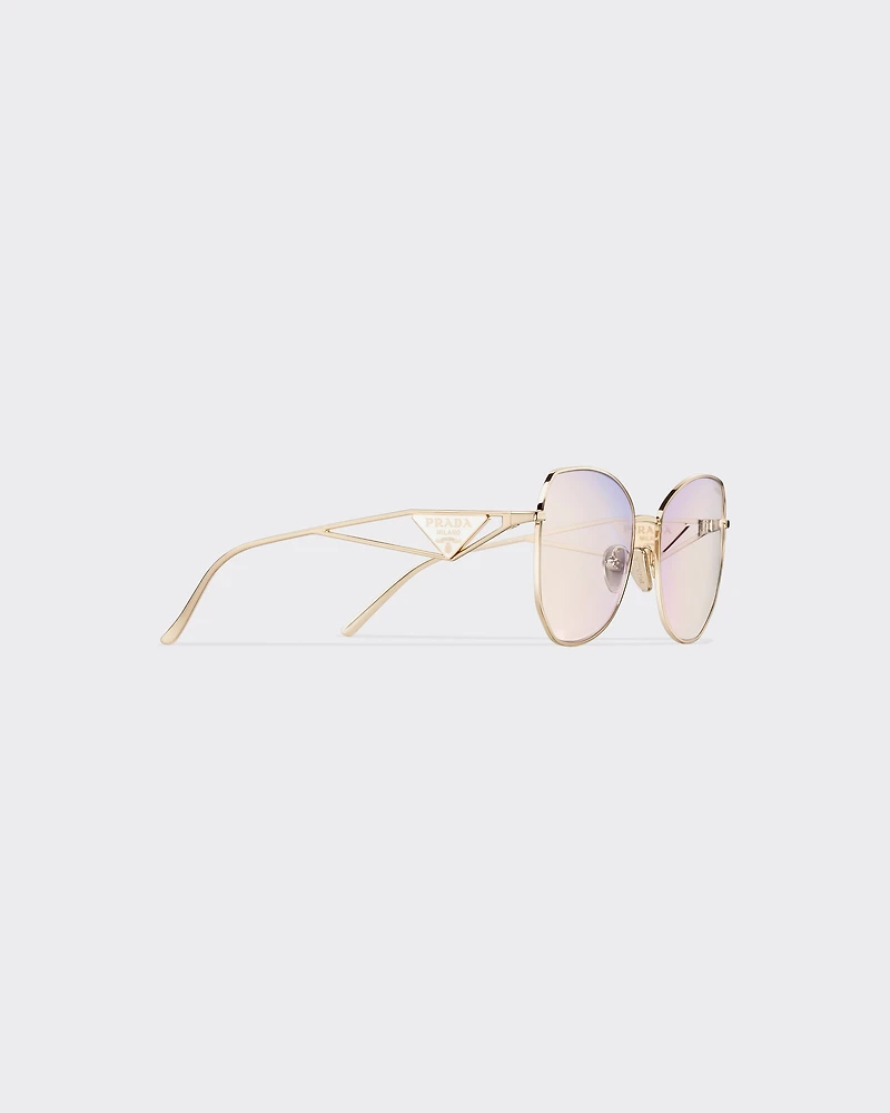 Sunglasses with triangle logo