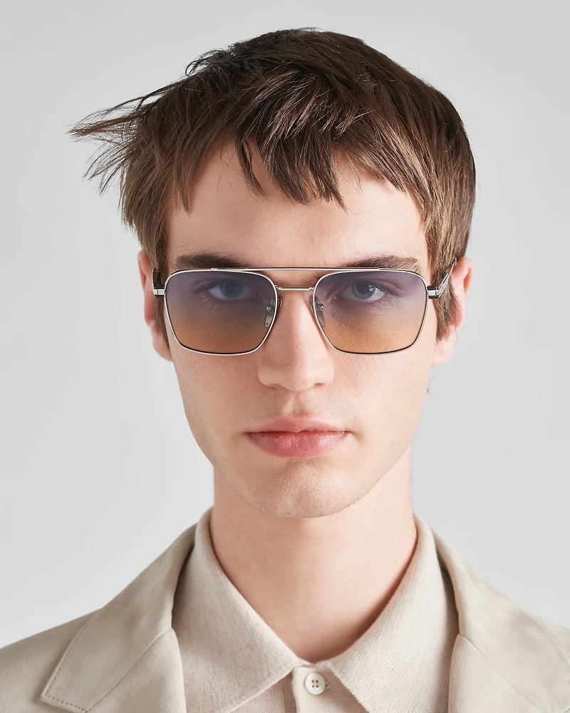 Sunglasses with iconic metal plaque