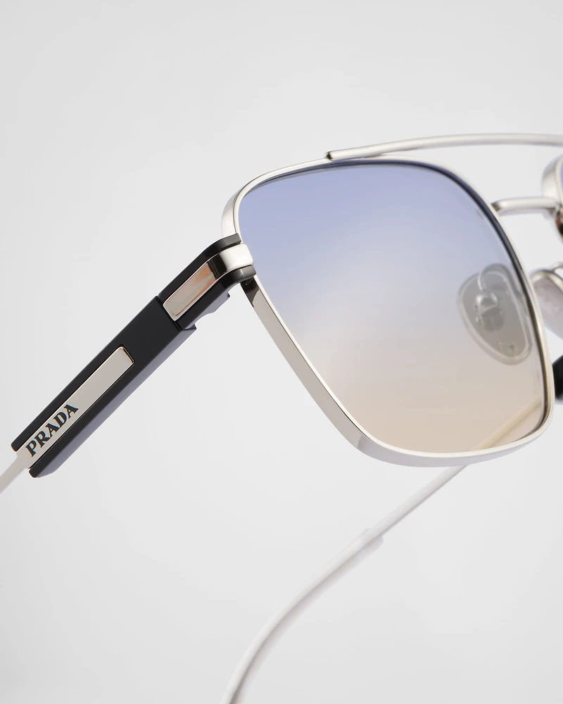 Sunglasses with iconic metal plaque