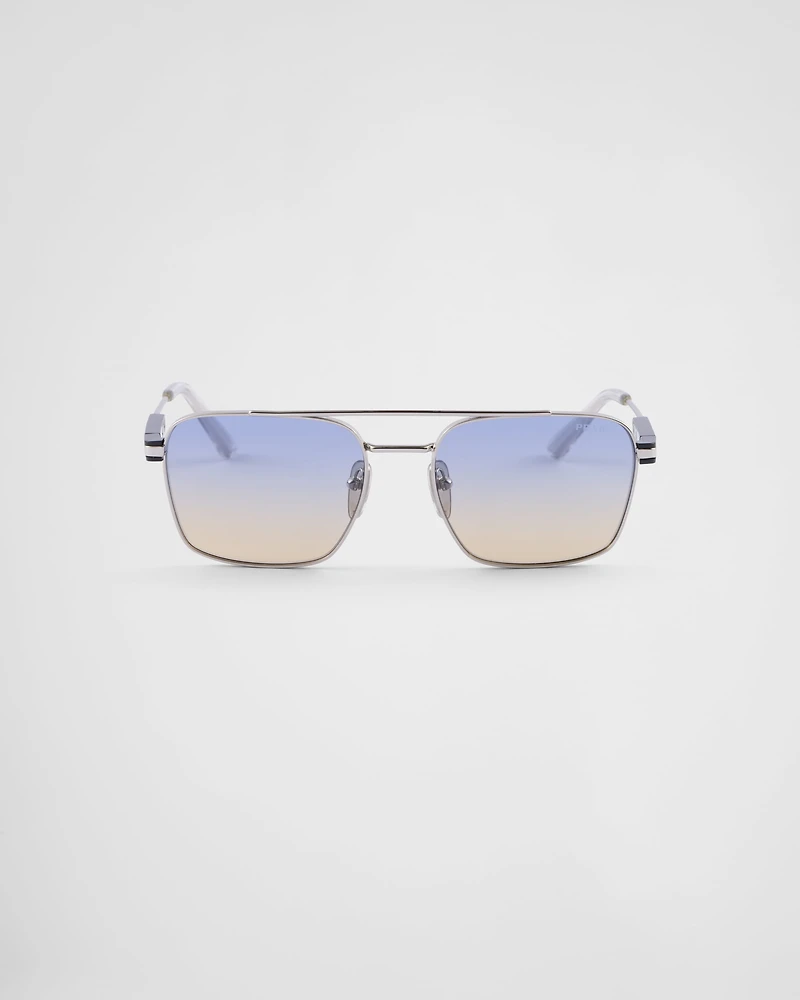 Sunglasses with iconic metal plaque