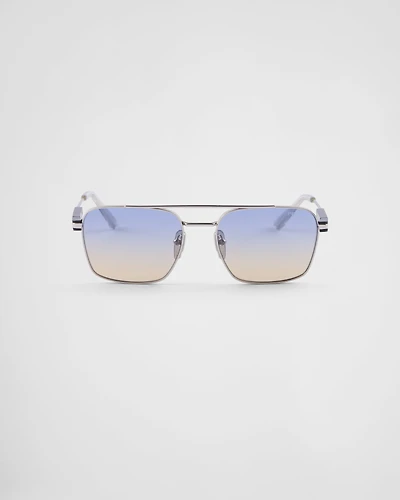 Sunglasses with iconic metal plaque