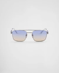 Sunglasses with iconic metal plaque