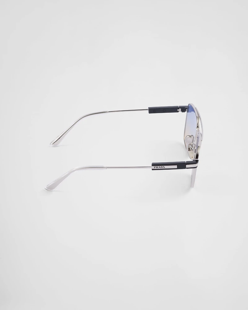 Sunglasses with iconic metal plaque