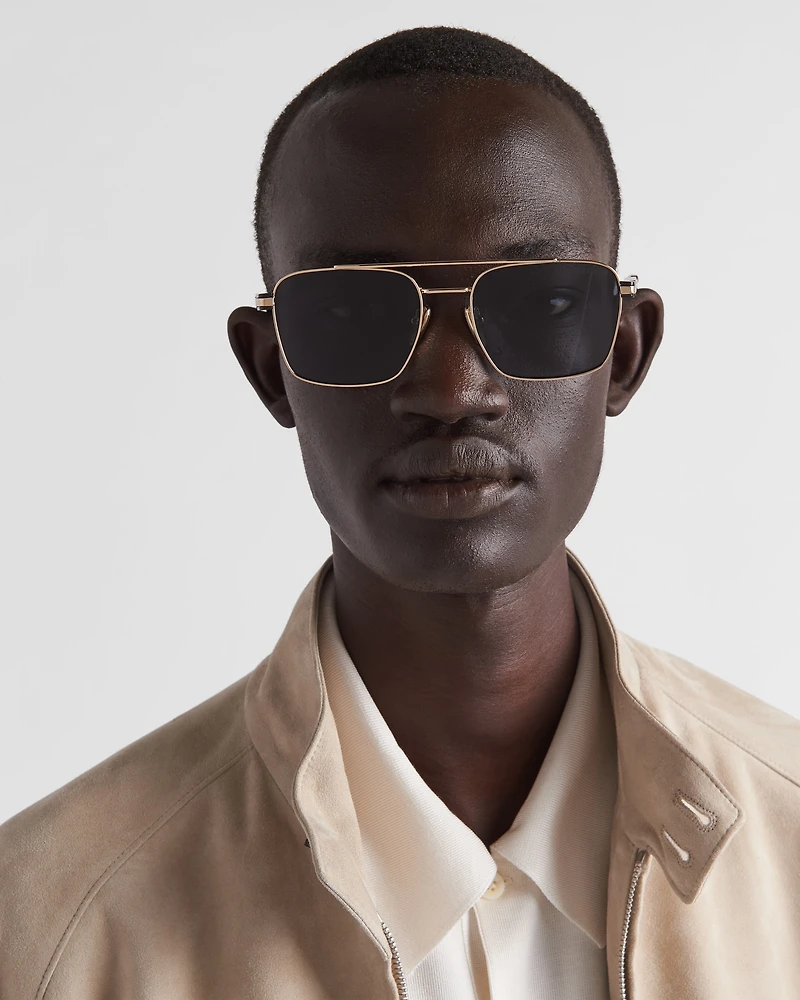 Sunglasses with iconic metal plaque