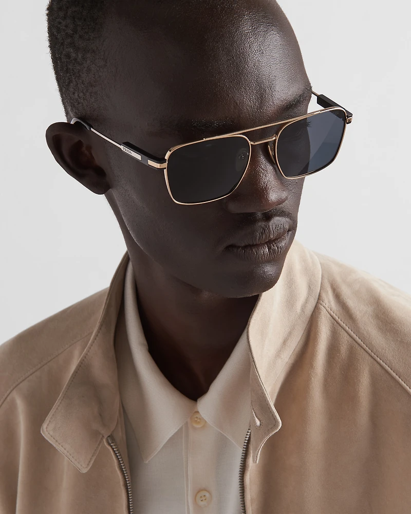 Sunglasses with iconic metal plaque