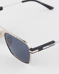 Sunglasses with iconic metal plaque