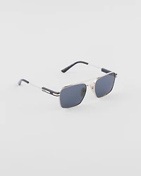 Sunglasses with iconic metal plaque