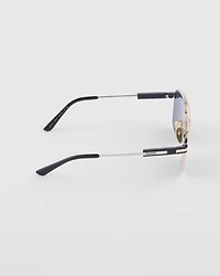 Sunglasses with iconic metal plaque