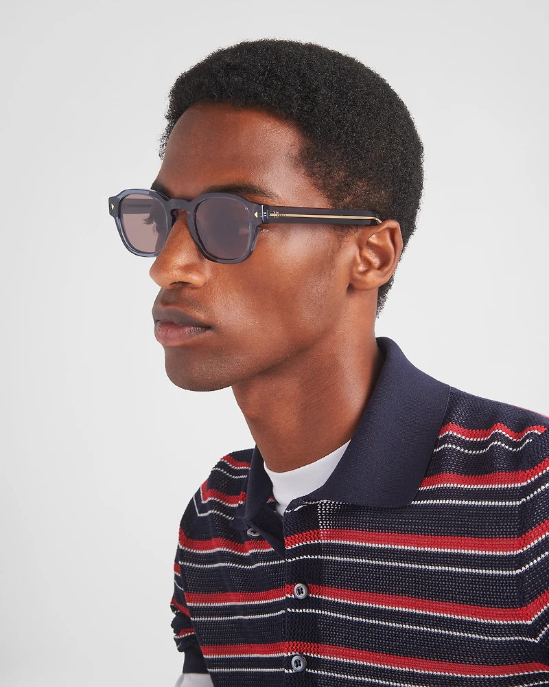 Sunglasses with iconic metal plaque