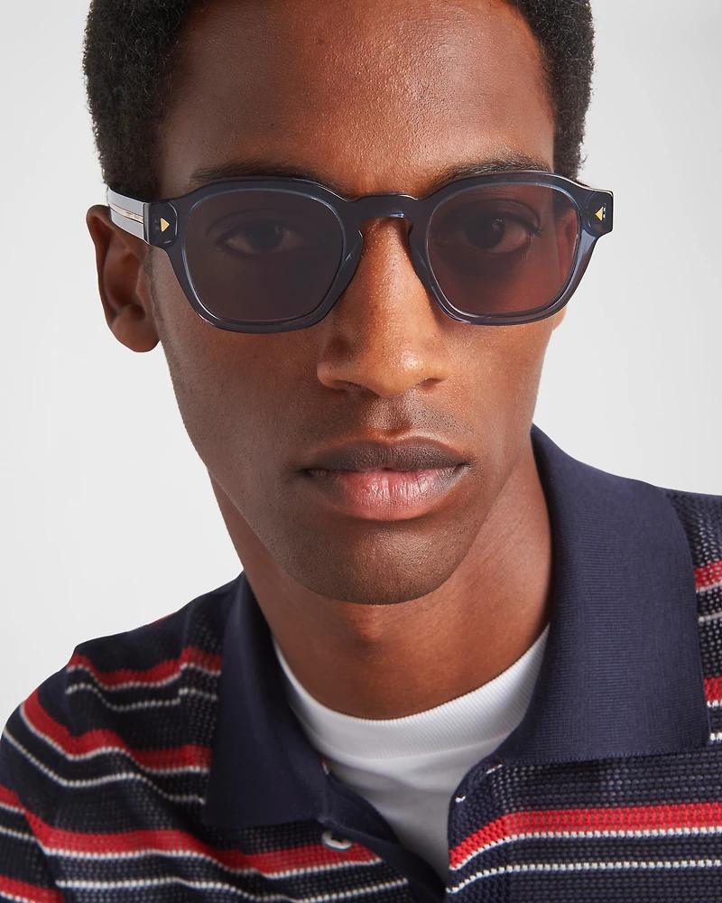 Sunglasses with iconic metal plaque