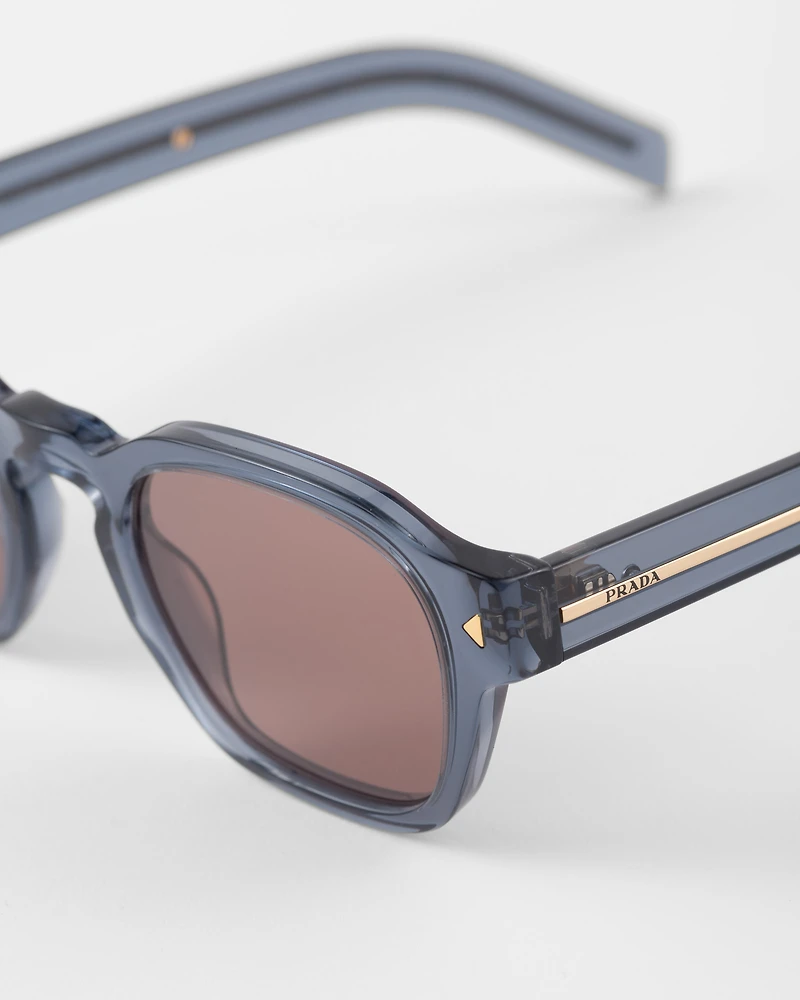 Sunglasses with iconic metal plaque