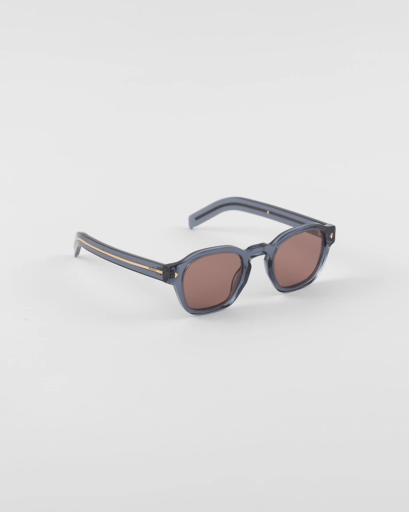 Sunglasses with iconic metal plaque