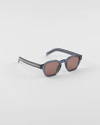 Sunglasses with iconic metal plaque