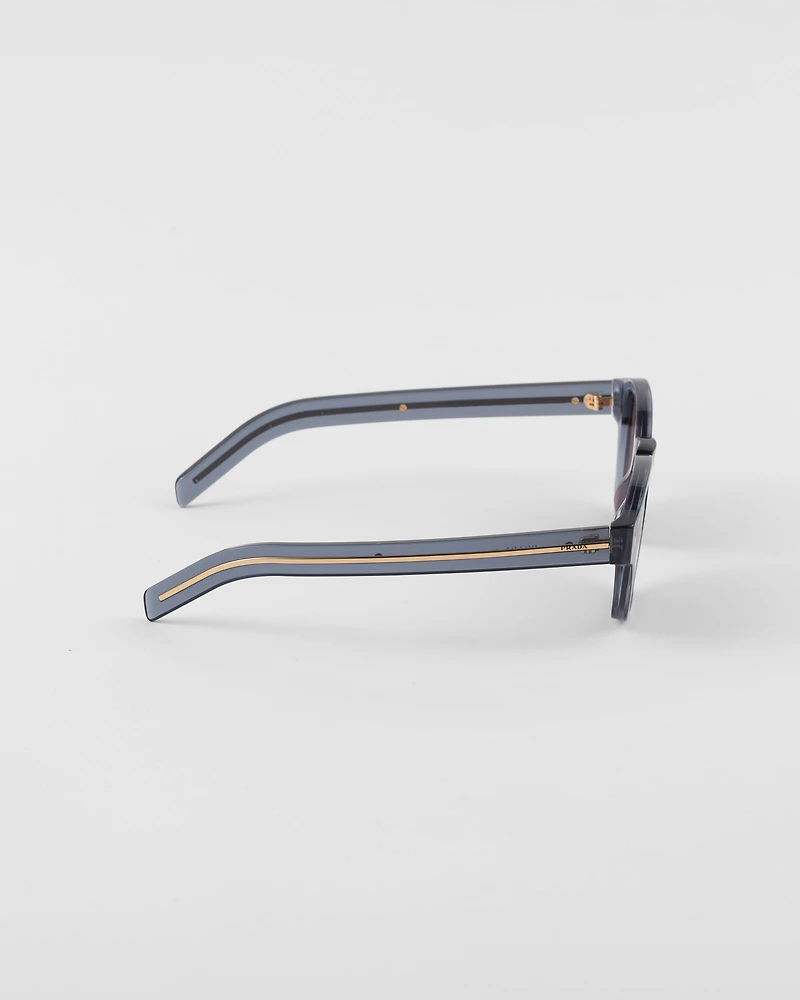 Sunglasses with iconic metal plaque