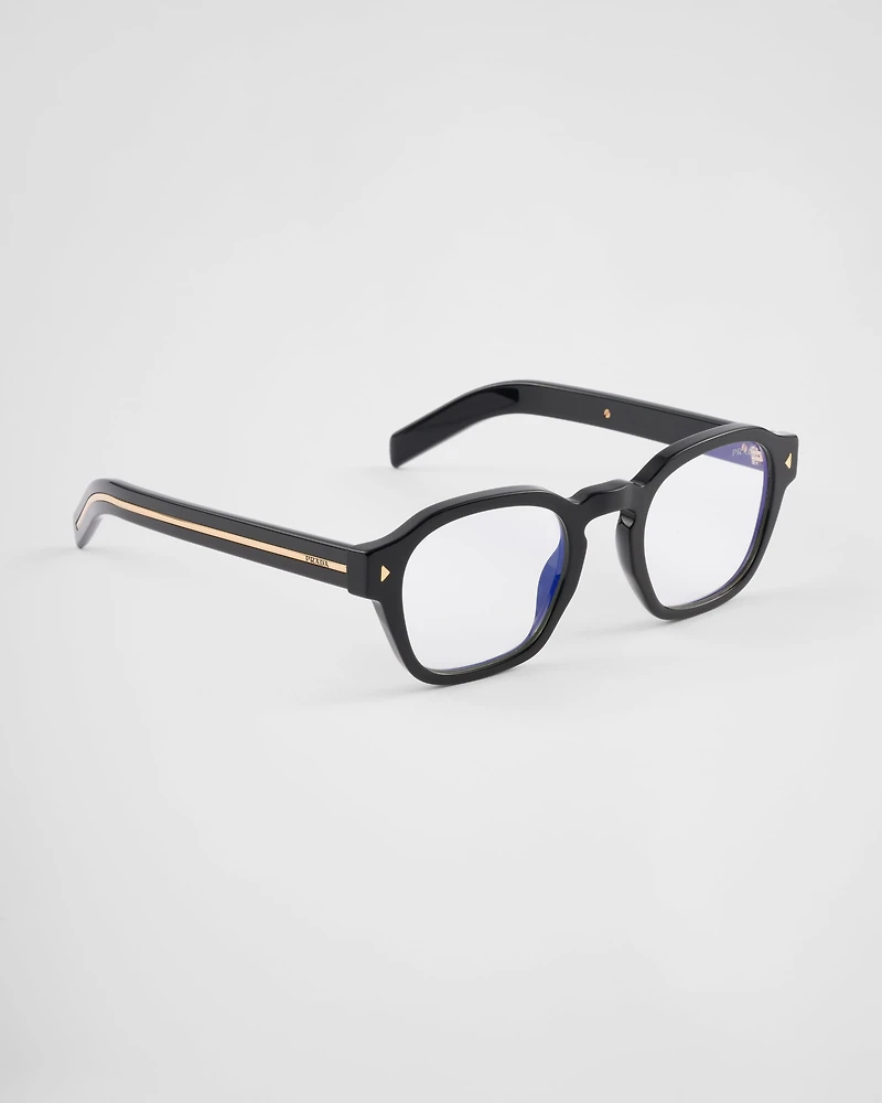 Sunglasses with the iconic metal plaque