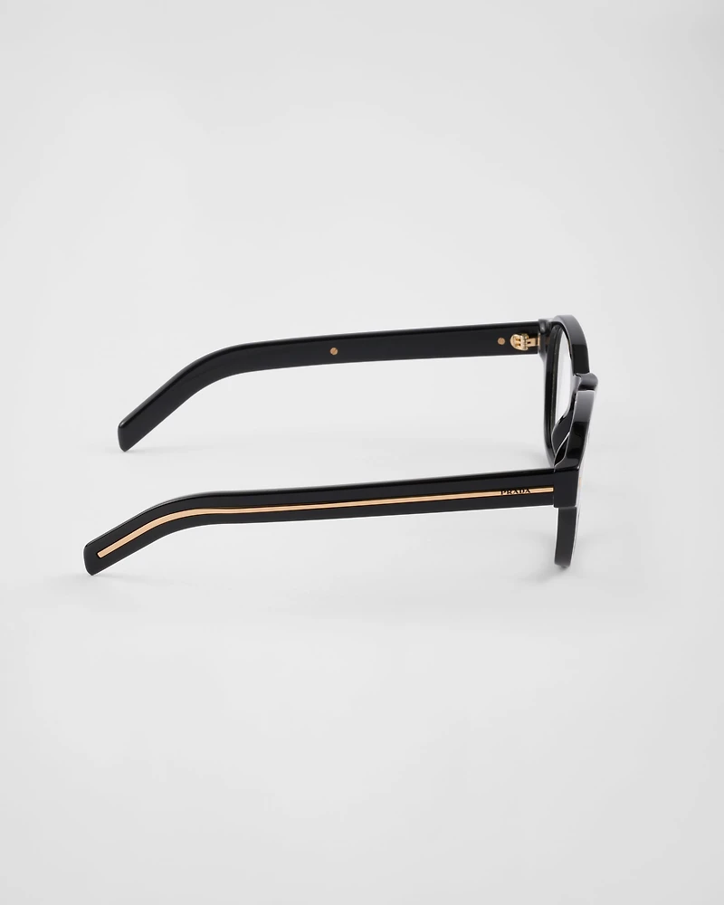 Sunglasses with the iconic metal plaque