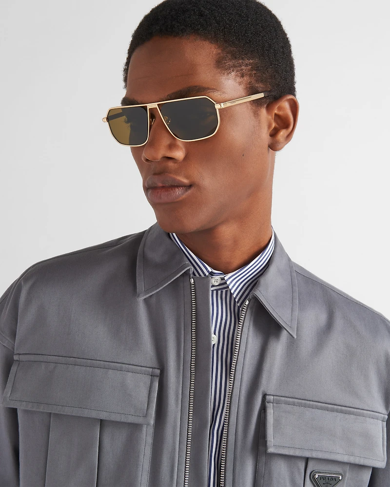 Sunglasses with iconic metal plaque