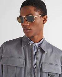 Sunglasses with iconic metal plaque