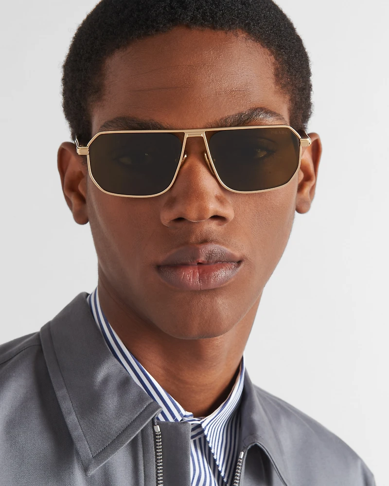 Sunglasses with iconic metal plaque