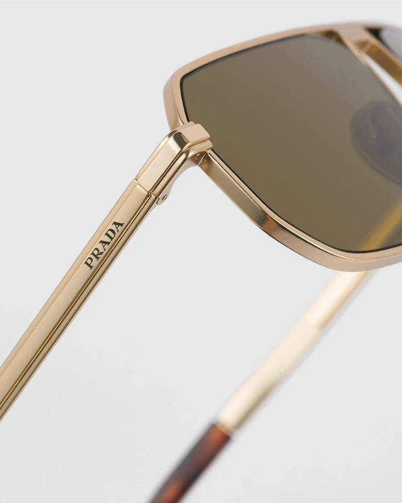 Sunglasses with iconic metal plaque