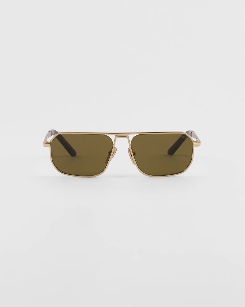 Sunglasses with iconic metal plaque