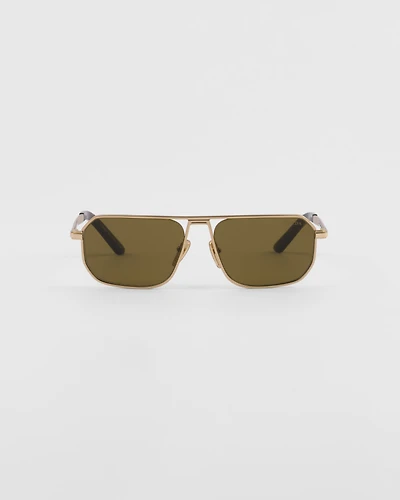 Sunglasses with iconic metal plaque