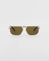 Sunglasses with iconic metal plaque