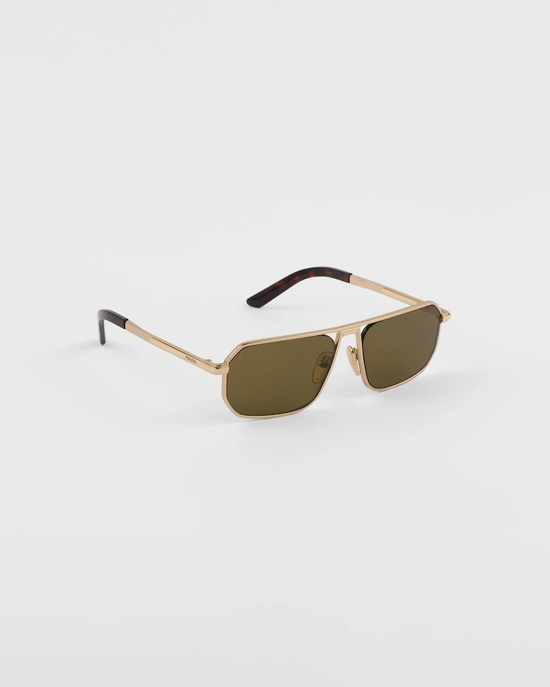 Sunglasses with iconic metal plaque