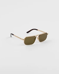 Sunglasses with iconic metal plaque