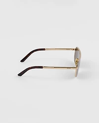 Sunglasses with iconic metal plaque