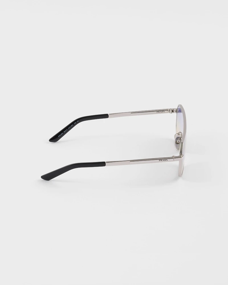 Sunglasses with the iconic metal plaque
