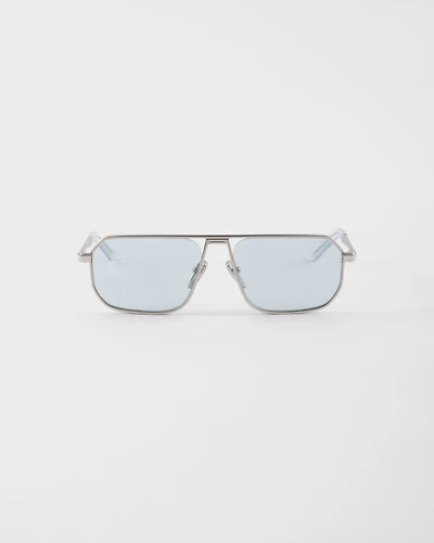 Sunglasses with the iconic metal plaque