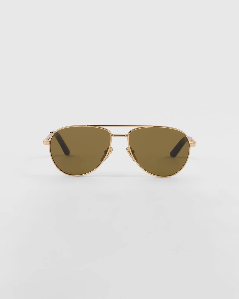 Sunglasses with iconic metal plaque