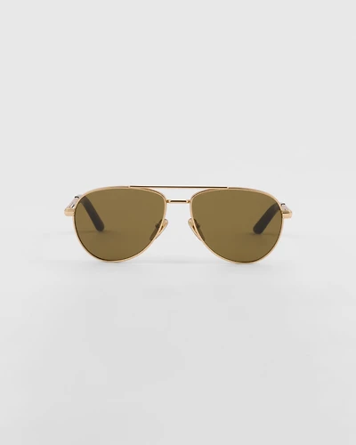 Sunglasses with iconic metal plaque