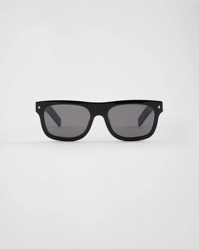 Sunglasses with the iconic metal plaque