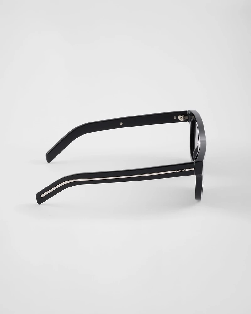 Sunglasses with the iconic metal plaque