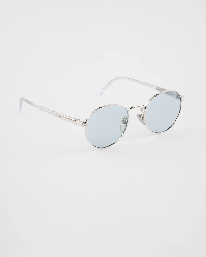 Sunglasses with the iconic metal plaque
